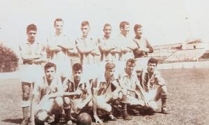 Chucho (está a esquerda de pé) quando era jovem adorava jogar futebol. Foto tirada com o seu time de futebol.